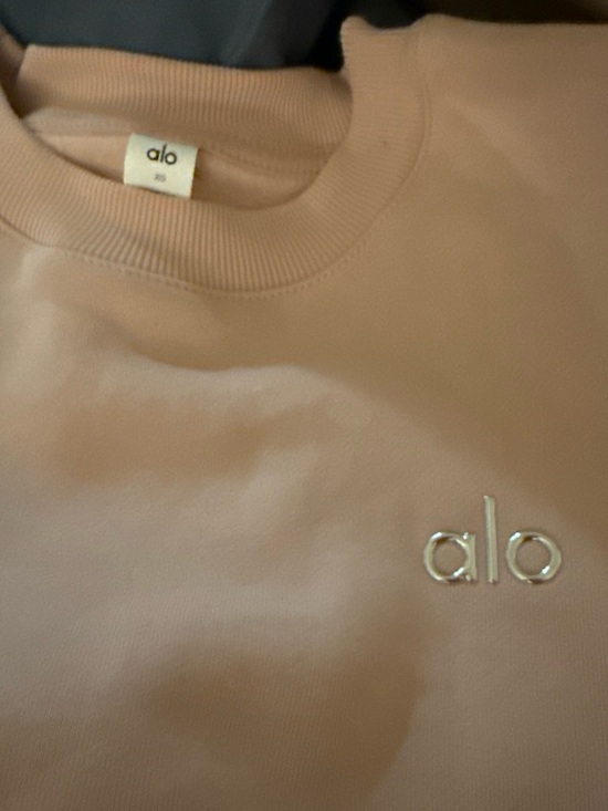ALO Yoga Tops - ALO Yoga Rose colored
Crewneck Sweatshirt
Size XS